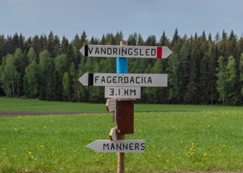 Vägvisare, där det står vandringsled, Fagerbacka 3,1 km och Manners.