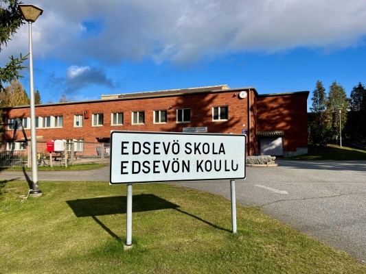 Edsevön koulun julkisivu ja kyltti, jossa lukee Edsevö skola Edsevön koulu.