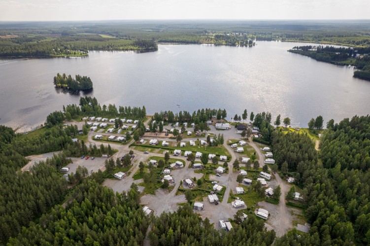 Flygbild över Sexsjön och campingområdet.