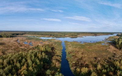 En panoramavy över ett vattendrag.