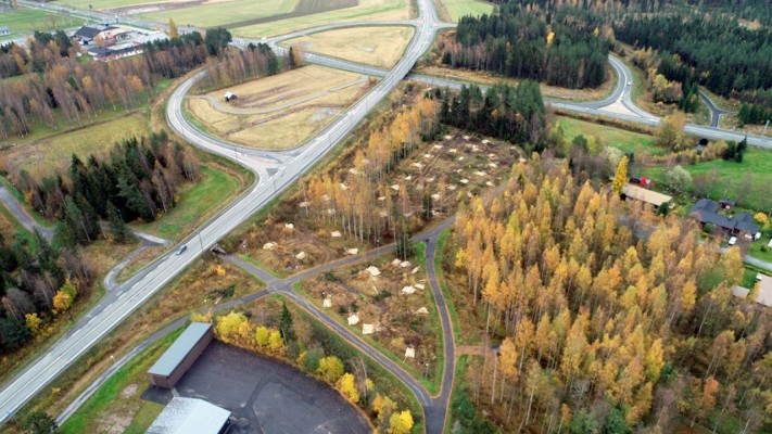 Ett flygfoto över korsningsområdet i Edsevö. På bilden syns det område där skogen har fällts och den fjärde rampen byggs.