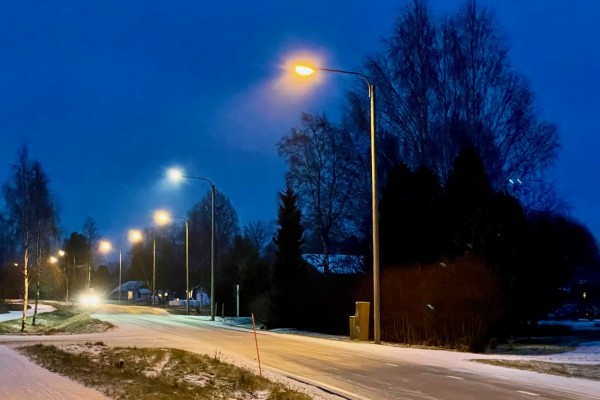 Vägbelysningen längs Centrumvägen i Kållby.