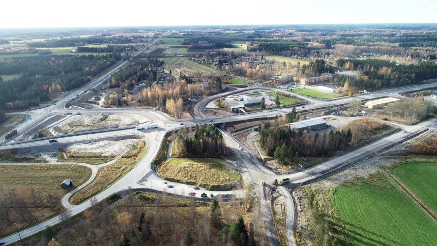 En flygbild med de nya väganslutningarna i korsningsområdet i Edsevö. 