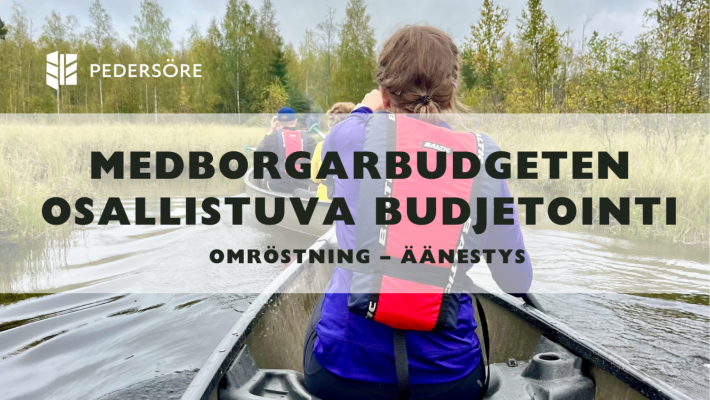 Nainen meloo kanootilla. Kuvan päällä teksti: Medborgarbudgeten - Osallistuva budjetointi. Omröstning - äänestys.