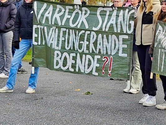 Ett plakat med texten "Varför stänga ett fungerande boende". Plakatet är från demonstrationen för att bevara Purmohemmet lördagen den 28 september 2024.