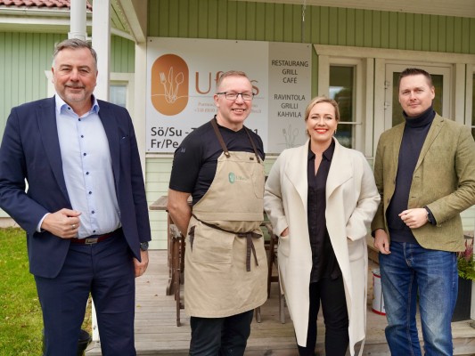 KOmmundirektören Stefan Svenfors, pristagaren Ulf Hagman, kommunstyrelsens ordförande Johanna Holmäng och ekonomi- och utvecklingsdirektör Kennet Nyman står på utsidan av restaurangen Uffes mat & café.