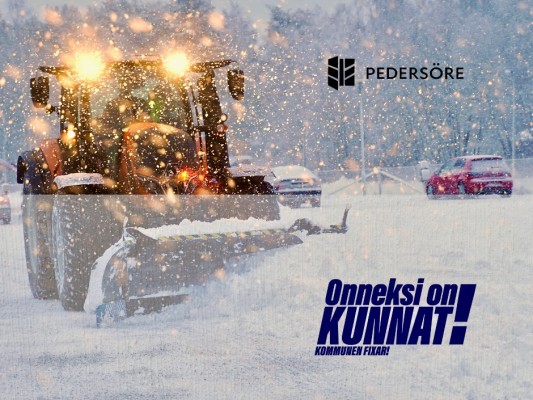 En traktor plogar snö. Kommunens logo uppe till höger och kampanjlogon Onneksi on kunnat - Kommunens fixar, nere till höger.