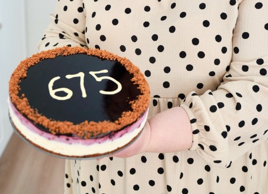 Jubileumsbakelsen, en blåbärscheesecake i tre lager. Överst står 675 med siffror.