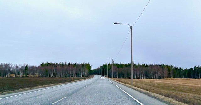Riksåttan i Edsevö. En bil kör på landsvägen.
