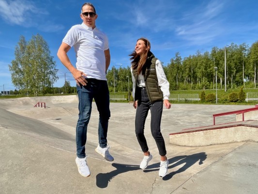En man och en kvinna hoppar upp i luften. De står i skejtparken Grubbo i Bennäs.