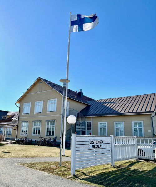 Flaggan vajar utanför Östensö skola.