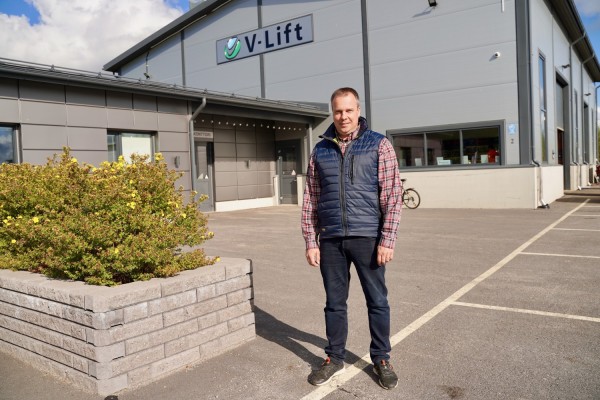 Vd Mikael Vikström står framför företagskontoret. En skylt med texten V-Lift syns i bakgrunden.