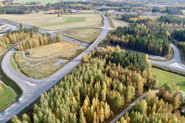 Bild av korsningsområdet i Edsevö, fotograferat från luften. Riksåttan och Kållbyvägen.
