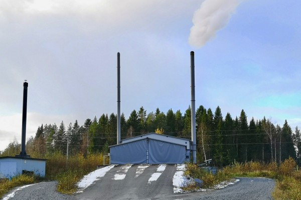 Nuvarande värmecentralen i Bennäs. Det ryker ur den höga skorstenen.