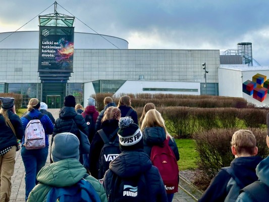 En grupp elever går mot vetenskapscentret Heureka.