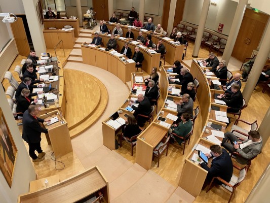 En bild från fullmäktigesalen när fullmäktige håller budgetmöte.
