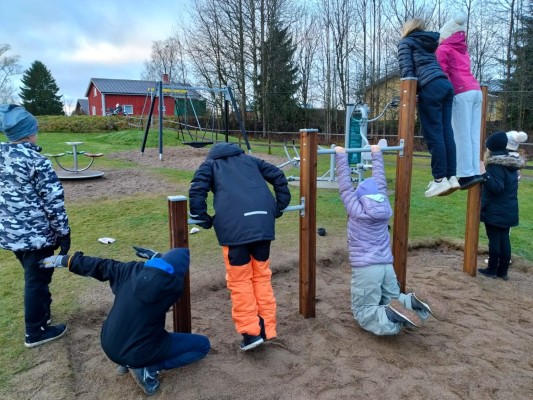 Barn hänger i räcken.