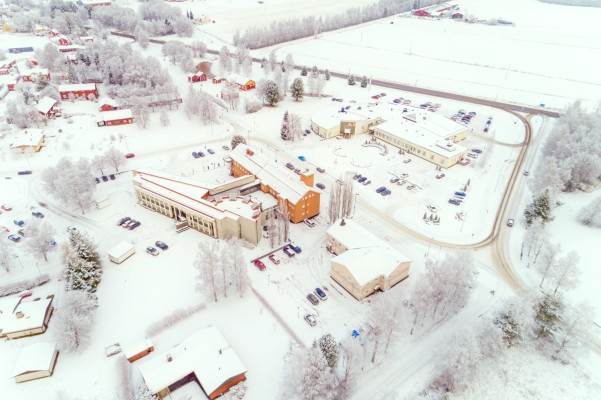 Vintrig flygbild över Pedersöre kommungård och Kulturhuset AX.