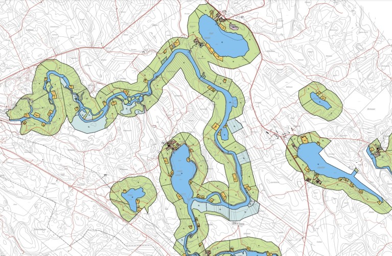 Exempel på strandgeneralplan, där Esse å slingrar sig över kartan och planerad bosättning syns längs ån.