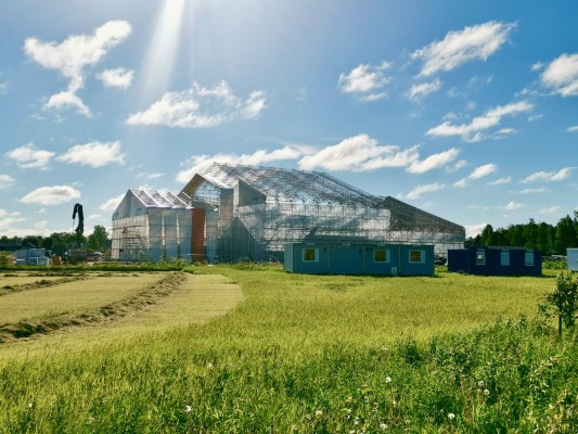 Bygget av Axåkers skola i Bennäs, täckt i skyddande plast.