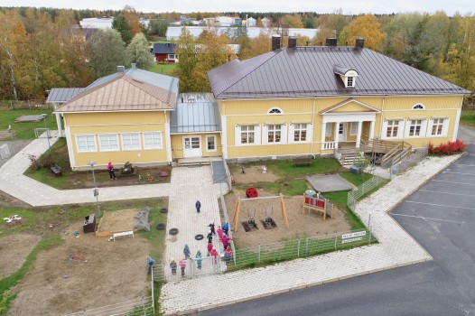 Flygfoto av Kållby förskola/daghem och lekpark