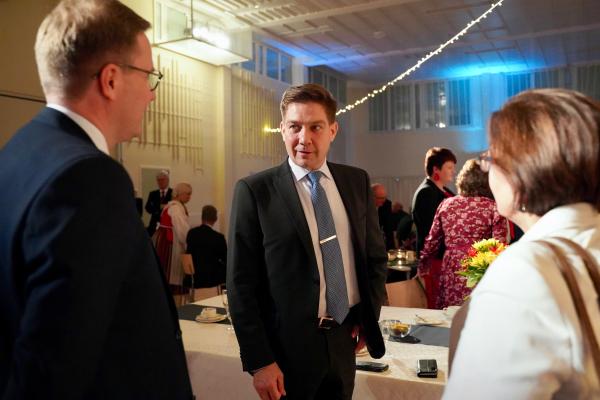 Minister Thomas Blomqvist i samspråk med andra festgäster i Anderssensalen.