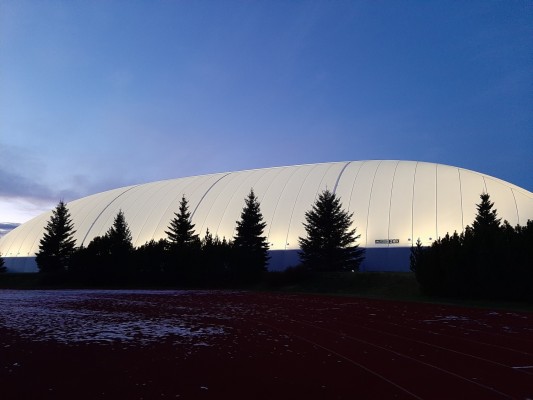 Bollhallen LKI Arena fotograferad i skymningsljus.