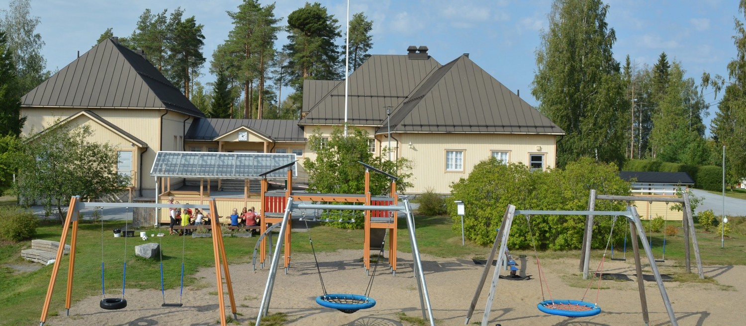 Bäckby skola och skolgård
