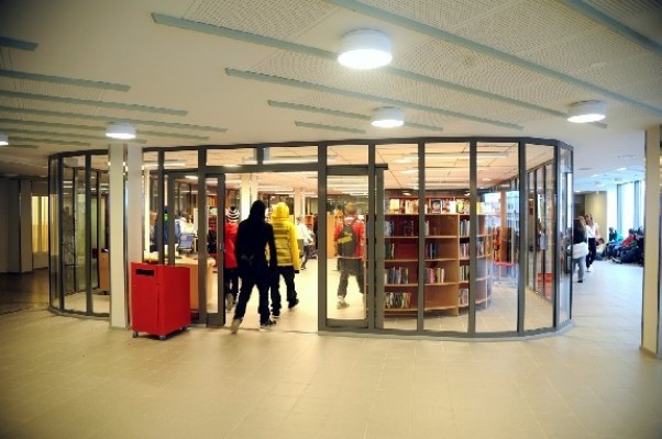 Elever går in till skolbiblioteket