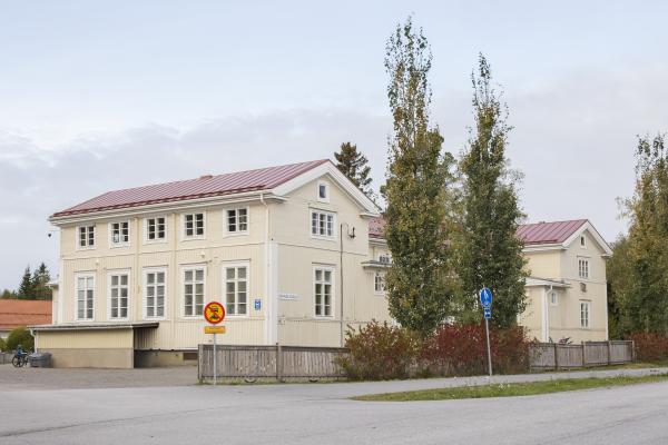 Bild av Bennäs skola från vägen