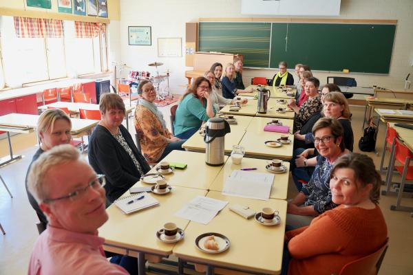 De blivande kollegorna sitter runt ett bord i musiksalen i Edsevö skola.