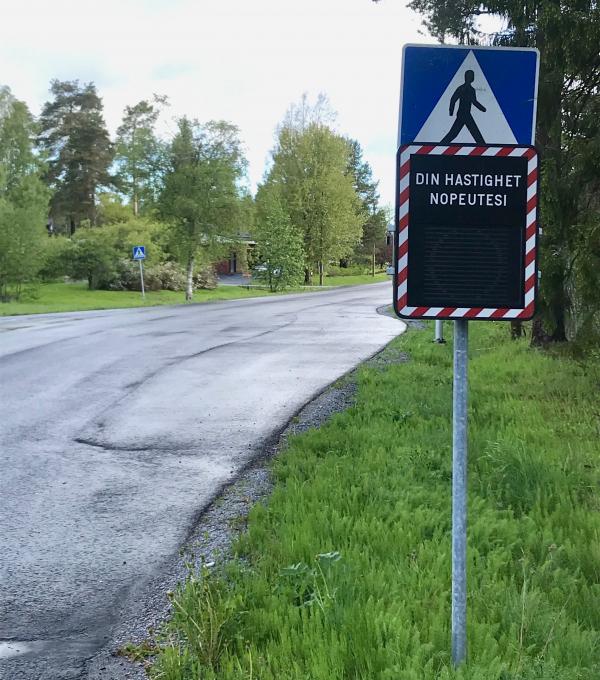Det finns redan en farttavla i södra ändan av Bennäsvägen i Sandsund.