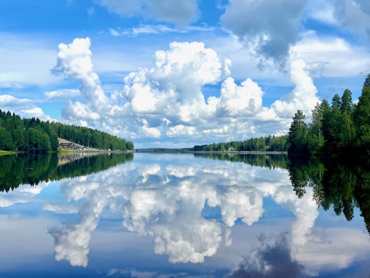 En sjö där himlen speglar sig i vattnet.